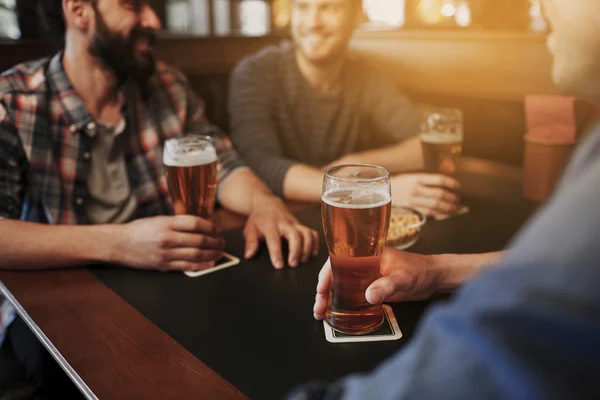 Glückliche männliche Freunde, die Bier in der Bar oder Kneipe trinken — Stockfoto