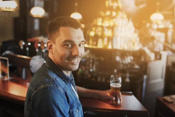 Homem feliz bebendo cerveja no bar ou pub — Fotografia de Stock