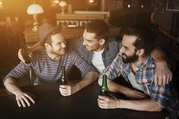 Glückliche männliche Freunde, die Bier in der Bar oder Kneipe trinken — Stockfoto