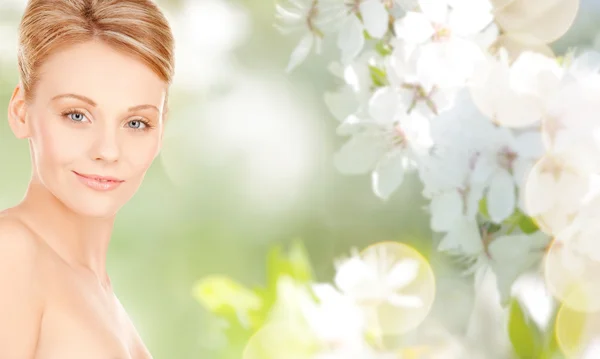 Vacker ung kvinna ansikte över vit bakgrund — Stockfoto