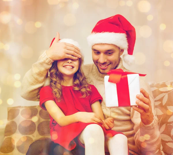 Sorridente padre sorprende figlia con confezione regalo — Foto Stock