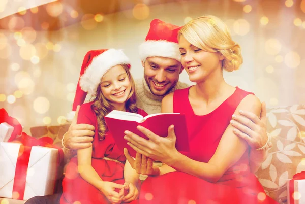 Посміхаючись сім'я читає книгу — стокове фото
