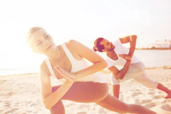 Bliska para wykonywanie ćwiczeń jogi na świeżym powietrzu — Zdjęcie stockowe