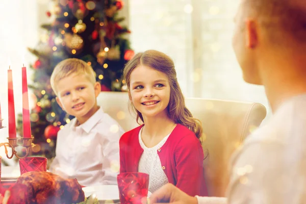 Lachende familie vakantie diner thuis hebben — Stockfoto