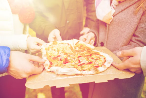 Közelről meg kezét eszik pizzát szabadban — Stock Fotó