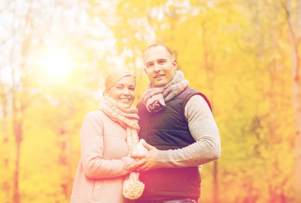 Casal sorridente no parque de outono — Fotografia de Stock