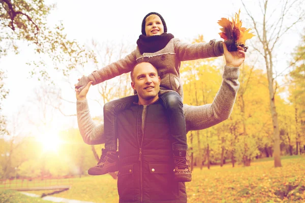 행복 한 가족은 가을 공원에서 즐거운 시간을 보낸다 — 스톡 사진