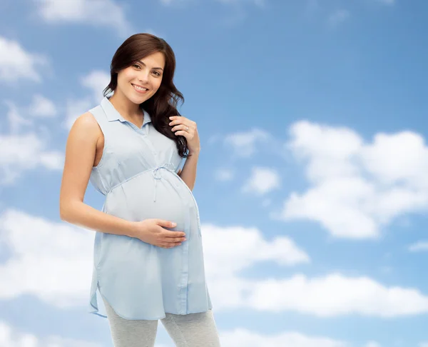 Gelukkig zwangere vrouw haar grote buik aan te raken — Stockfoto