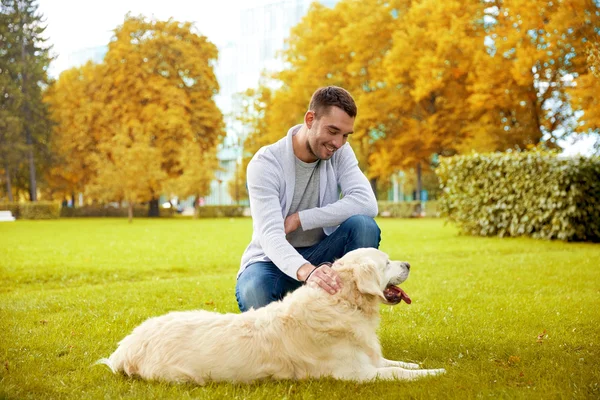 Uomo felice con labrador cane che cammina in città — Foto Stock