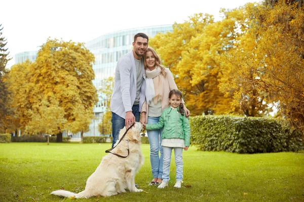 Szczęśliwa rodzina z Labrador Retriever Dog w parku — Zdjęcie stockowe