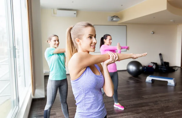 Grupp kvinnor arbetande ute i gym — Stockfoto