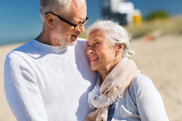 Heureux couple de personnes âgées étreignant sur la plage d'été — Photo