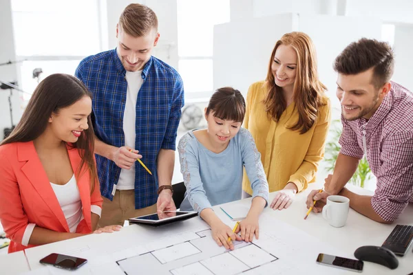 Equipo creativo con el plan de trabajo en la oficina — Foto de Stock