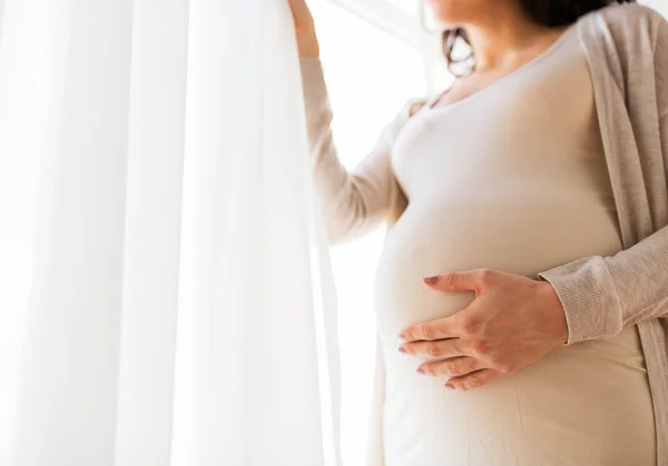 Close-up de mulher grávida com barriga grande — Fotografia de Stock