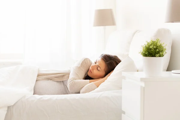 Mulher grávida feliz dormindo na cama em casa — Fotografia de Stock