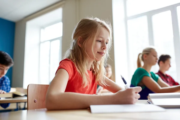 Dziewczyna Student z książki pisanie testu szkoły — Zdjęcie stockowe