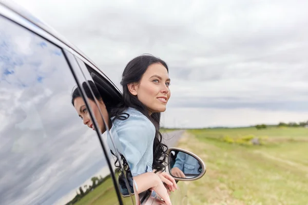 Feliz jovem mulher dirigindo no carro — Fotografia de Stock