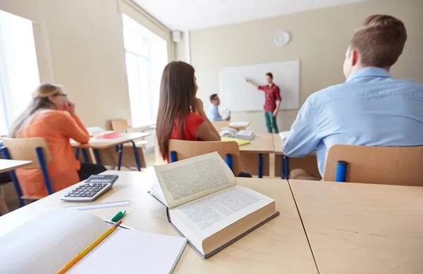 Enseignant et étudiant au tableau blanc à l'école — Photo