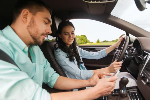 男性と女性の車の運転のスマート フォン — ストック写真