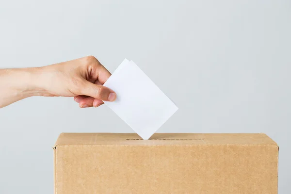 Ember szavazati üzembe a szavazólapon doboz a választás — Stock Fotó
