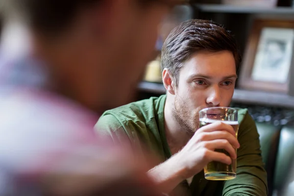 Gelukkig man met vriend drinken bier bij bar of pub — Stockfoto