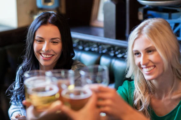 Glückliche Freundinnen, die Bier in der Bar oder Kneipe trinken — Stockfoto