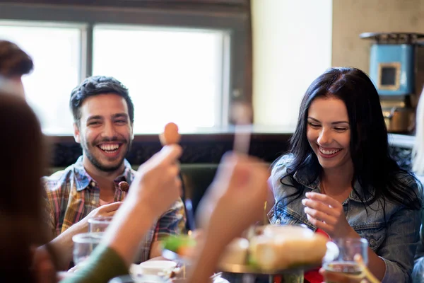 Happy friends with beer eating at bar or pub — Stock Photo, Image