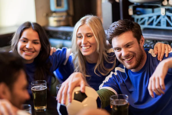 Fotbaloví fanoušci nebo s přáteli u piva ve sport baru — Stock fotografie