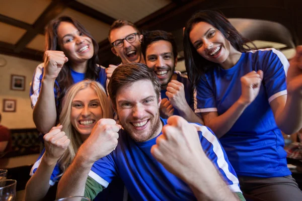 Tifosi di calcio o amici con birra allo sport bar — Foto Stock