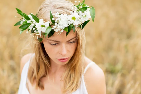 Gelukkig vrouw in krans van bloemen — Stockfoto