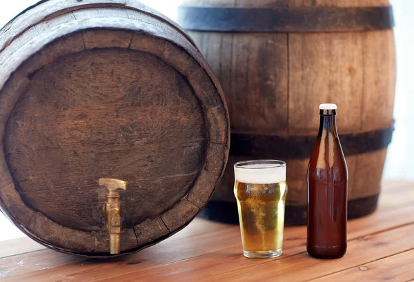 Nahaufnahme von altem Bierfass, Glas und Flasche — Stockfoto