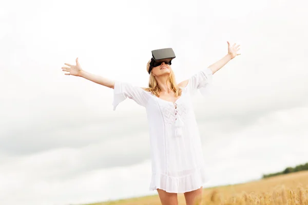 Žena v soupravu pro virtuální realitu na obilné pole — Stock fotografie