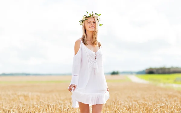 Felice giovane donna in corona di fiori sul campo di cereali — Foto Stock