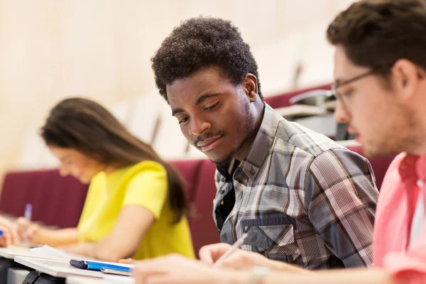 Groep internationale studenten in collegezaal — Stockfoto