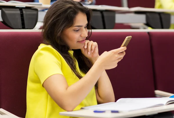 Studentin mit Smartphone in Vorlesung — Stockfoto