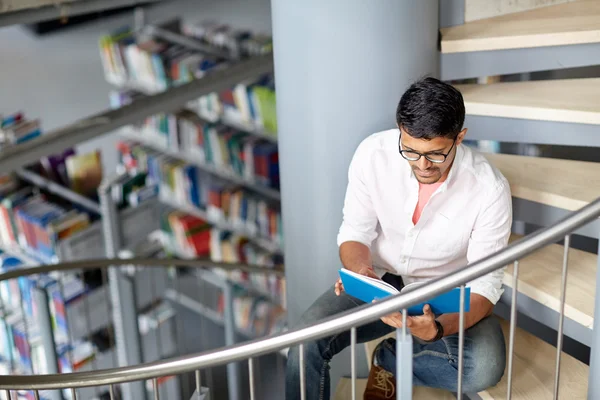 Hinduiska student pojke eller man läsa boken på biblioteket — Stockfoto