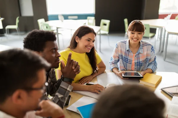 Gruppo di studenti delle scuole superiori con tablet pc — Foto Stock