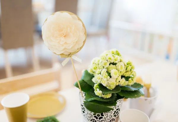 Primer plano de la decoración de flores festivas —  Fotos de Stock