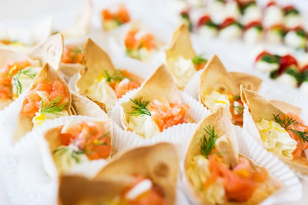 Close-up de corneto de massa com recheio de peixe de salmão — Fotografia de Stock