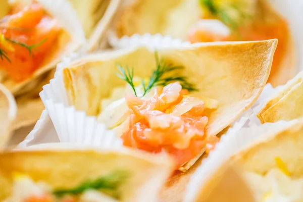 Close-up de corneto de massa com recheio de peixe de salmão — Fotografia de Stock