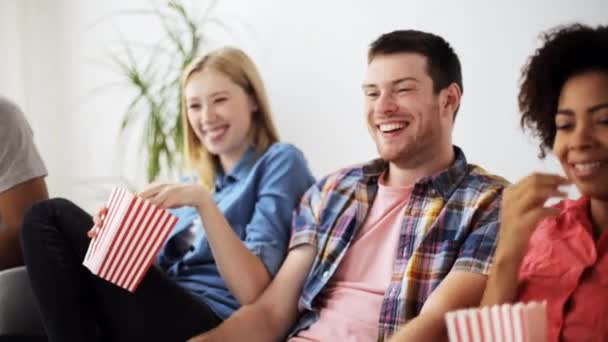 Amigos felizes com pipocas assistindo tv em casa — Vídeo de Stock