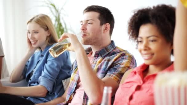 Amigos com pipocas e cerveja assistindo tv em casa — Vídeo de Stock