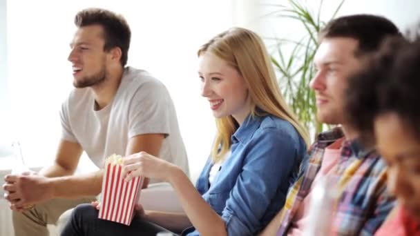 Amigos con palomitas de maíz y cerveza viendo la televisión en casa — Vídeo de stock