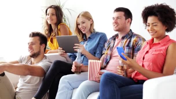 Amici con gadget e birra guardando la tv a casa — Video Stock