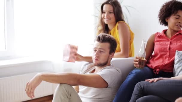 Amis avec la bière parler et regarder la télévision à la maison — Video