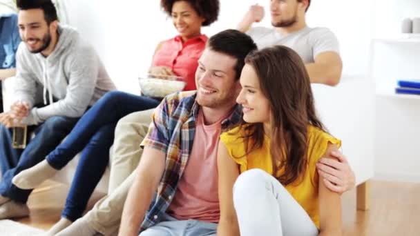 Amigos felizes com pipocas assistindo tv em casa — Vídeo de Stock