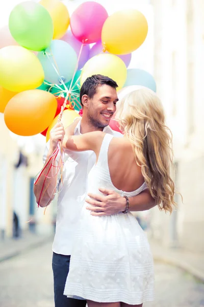 Paar mit bunten Luftballons — Stockfoto