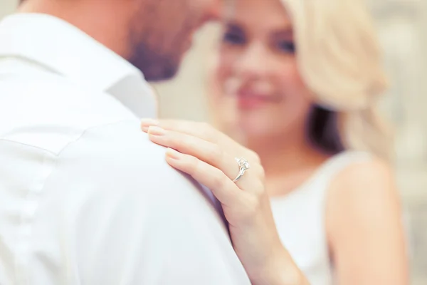 Romántico hombre proponiendo a hermosa mujer — Foto de Stock