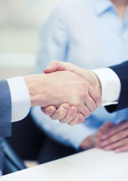 Два бизнесмена пожимают друг другу руки в офисе — стоковое фото