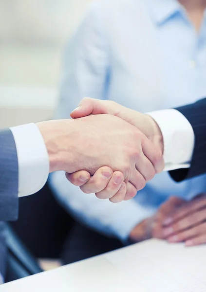 Dos hombres de negocios estrechando la mano en la oficina — Foto de Stock